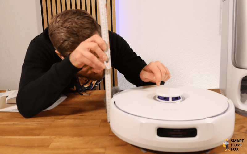 Der Narwal Freo Z Ultra wird mit einem Lineal ausgemessen.